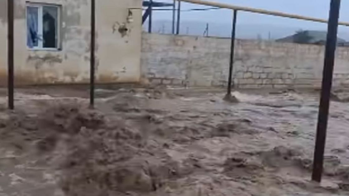 Потоки воды в селе.