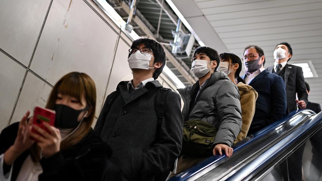 Японцы в масках едут в метро