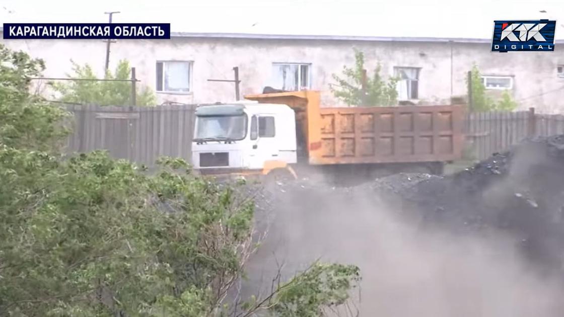 Грузовая машина на угольном складе