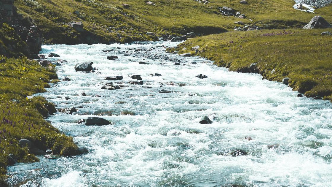 Вода в реке