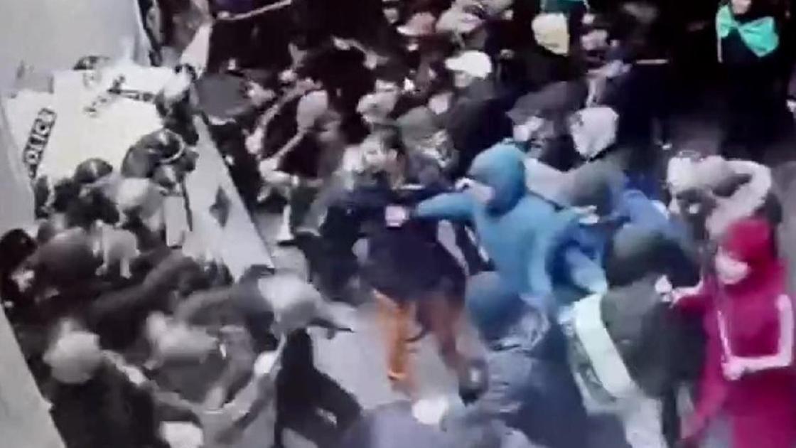 Толпа нападает на полицейских
