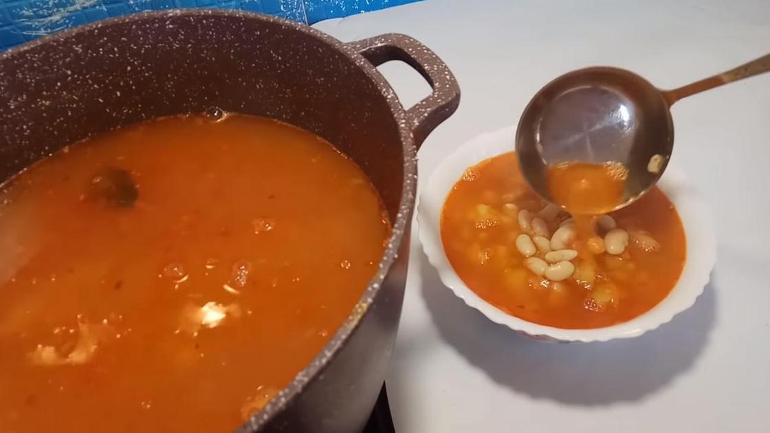 Суп в кастрюле и в тарелке