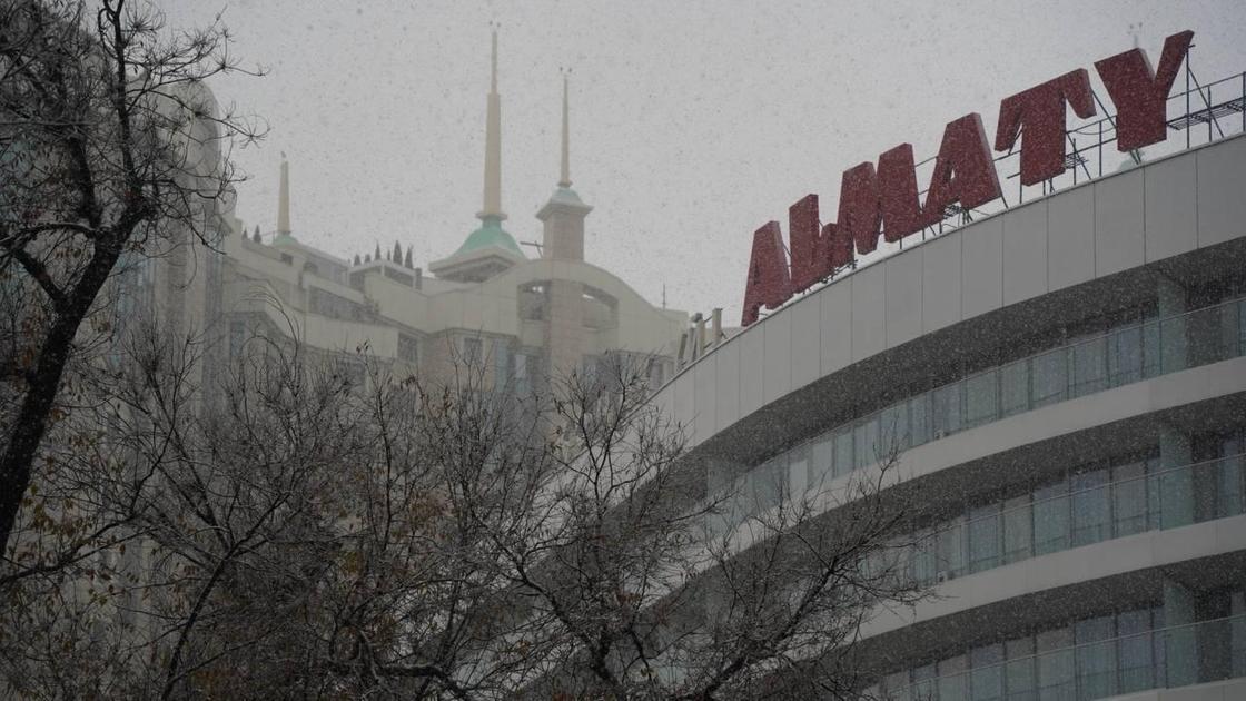 Здание в Алматы в снегопад