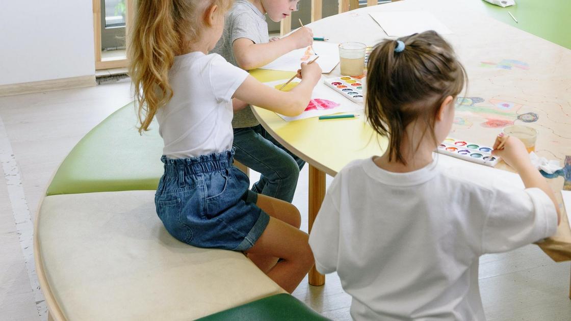 Дети рисуют за столом
