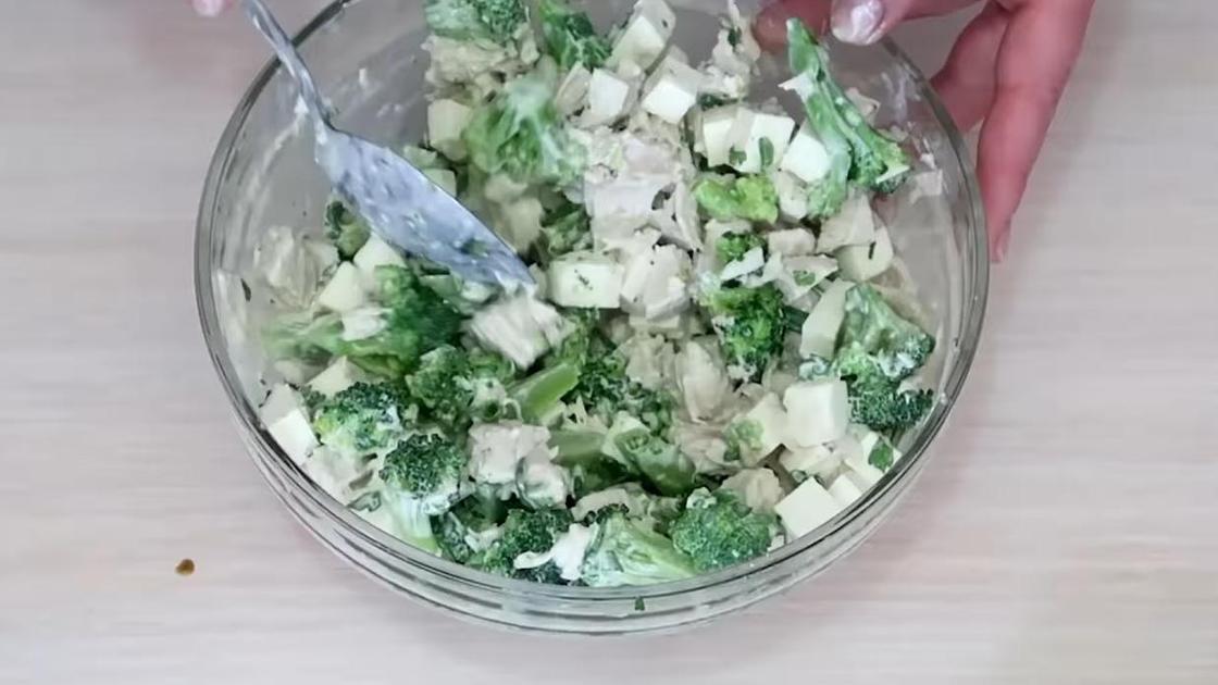 Смешивание салата с брокколи