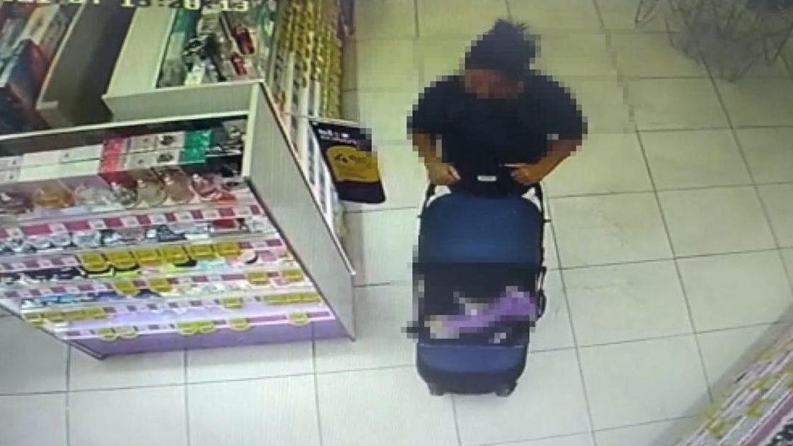 Женщина положила украденный парфюм в детскую коляску