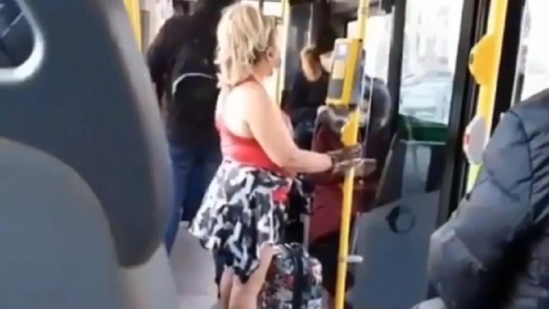 Женщина в купальнике в автобусе