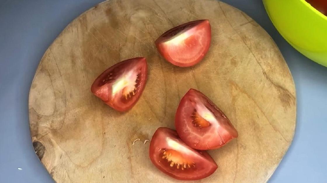 Нарезанный на четвертинки томат