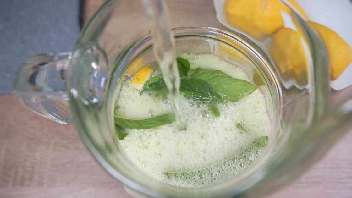 Газированную воду наливают в графин с мятой и лимоном