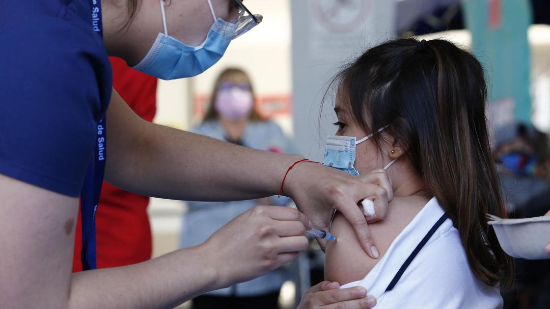 Доктор делает прививку девочке