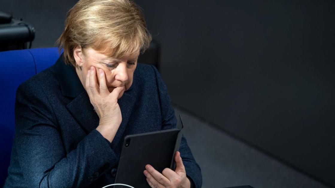 Ангела Меркель смотрит в планшет