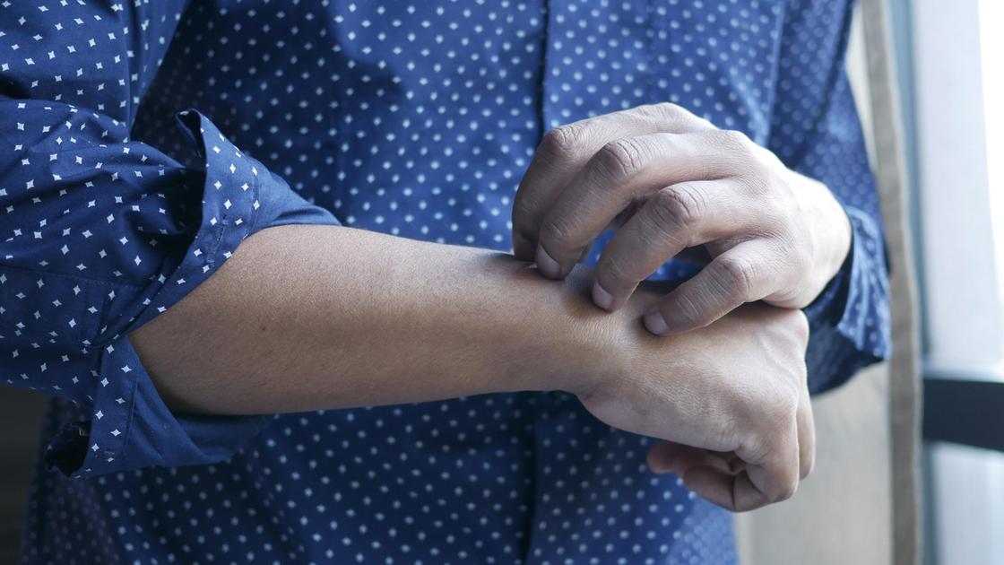 Мужчина в синей рубашке