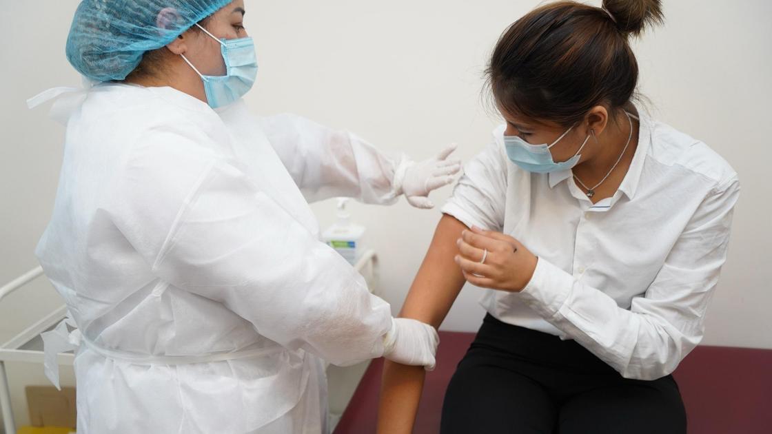 Медсестра ставит вакцину подростку