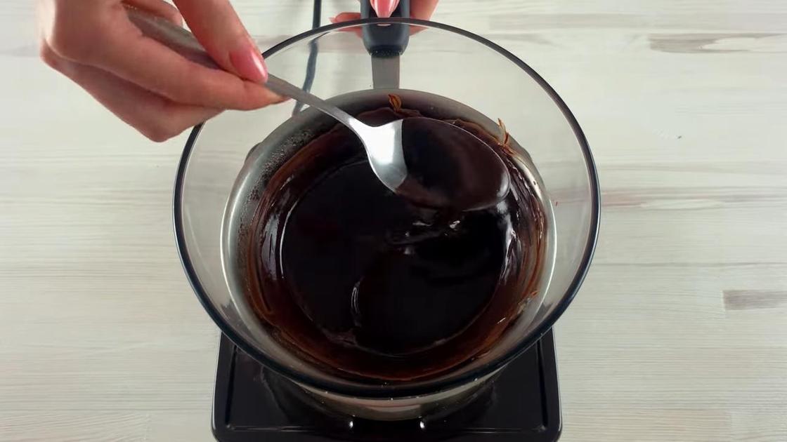 Растопленный шоколад в стеклянной миске