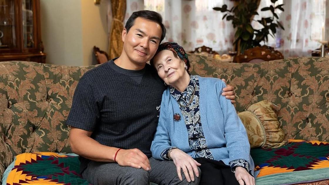 Нурали Алиев с бабушкой