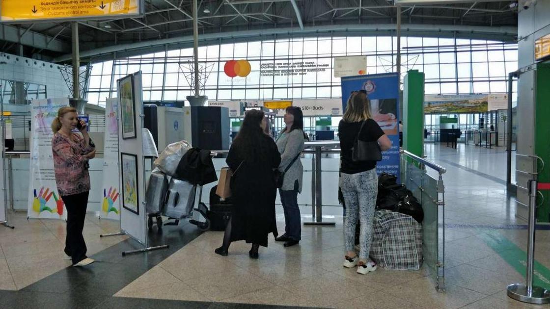 женщины в аэропорте женщины в аэропорте