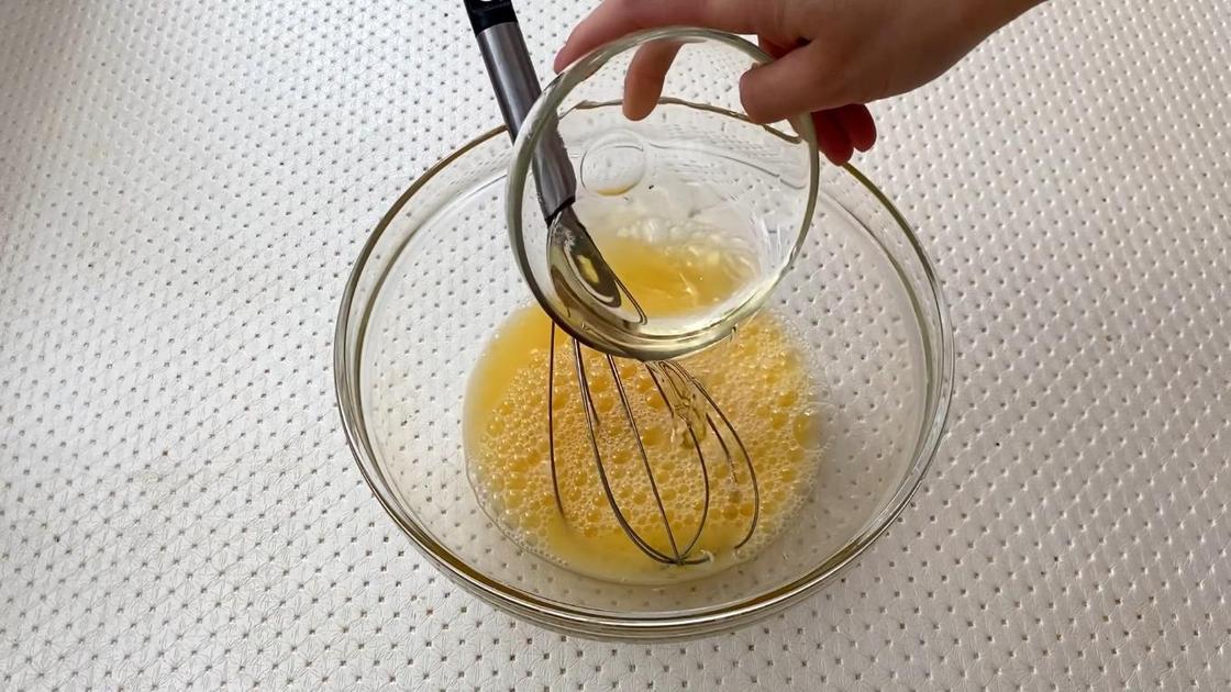 Вливание растительного масла к яйцу