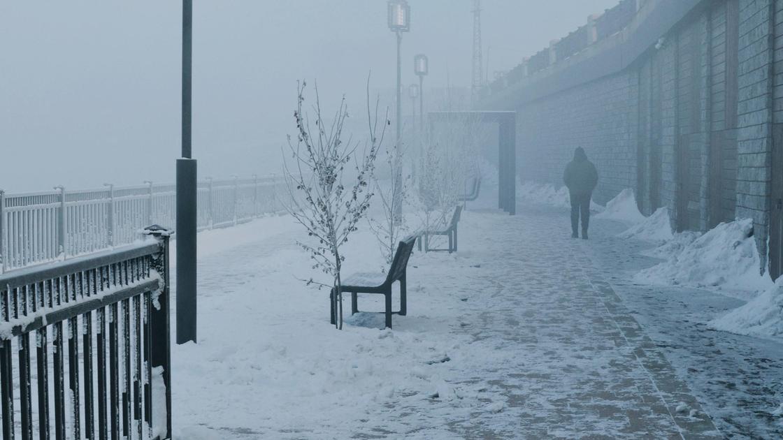Туманная улица зимой