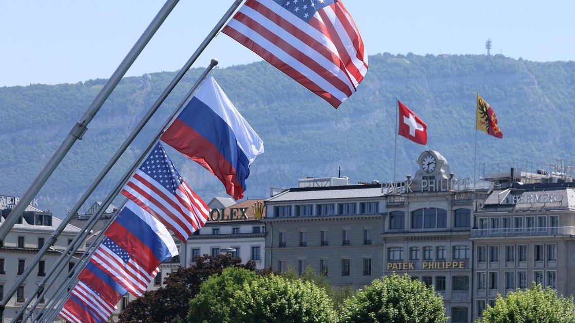 Флаги России и США в Женеве