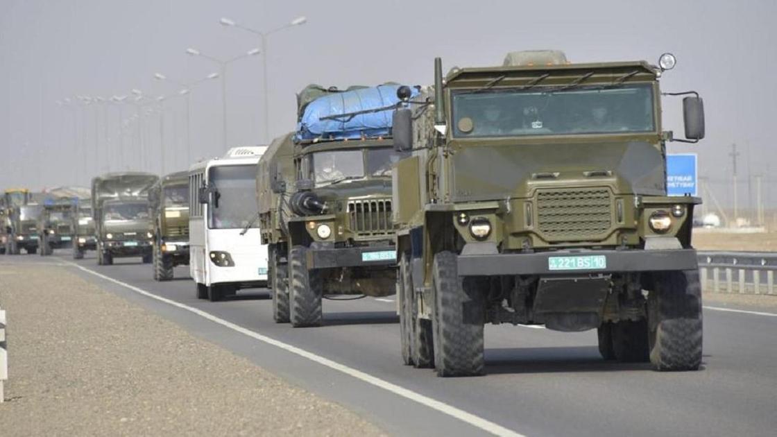 Военная техника едет по дороге в Мангистауской области