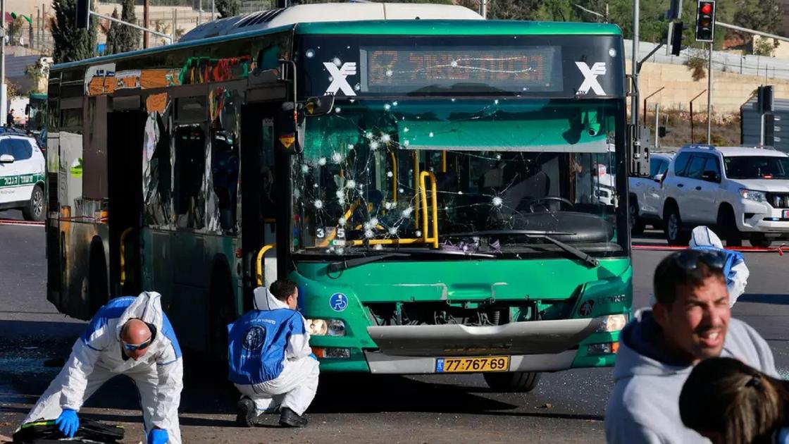 Иерусалимдегі жарылыстан шұрық тесік болған автобус