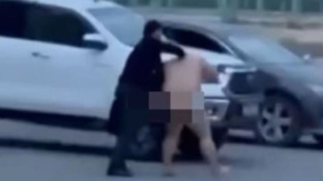 Голый мужчина в Актау