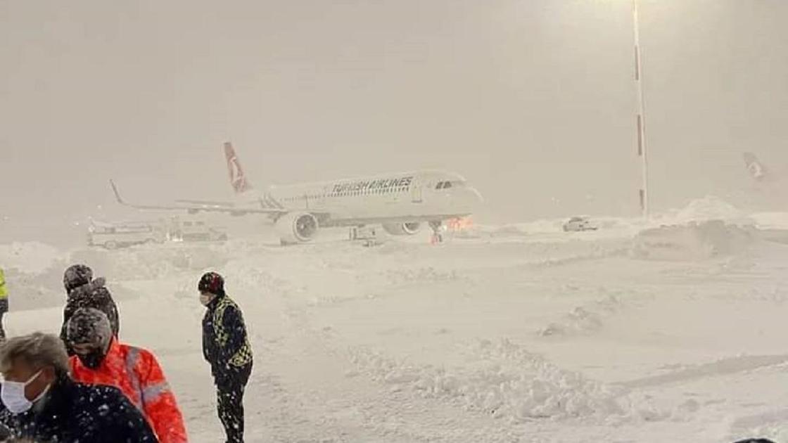 Аэропорт Стамбула закрыли из-за снегопада
