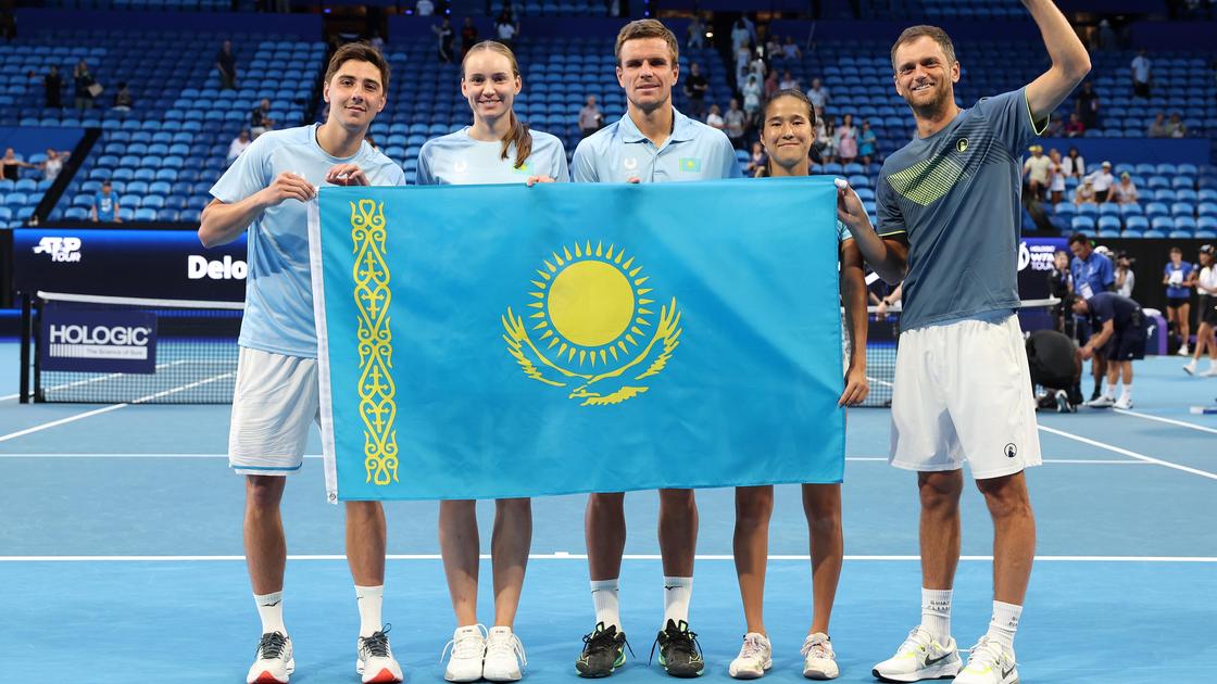 Александр Шевченко, Елена Рыбакина, Дмитрий Попко, Жибек Куламбаева и Александр Недовесов (слева направо)