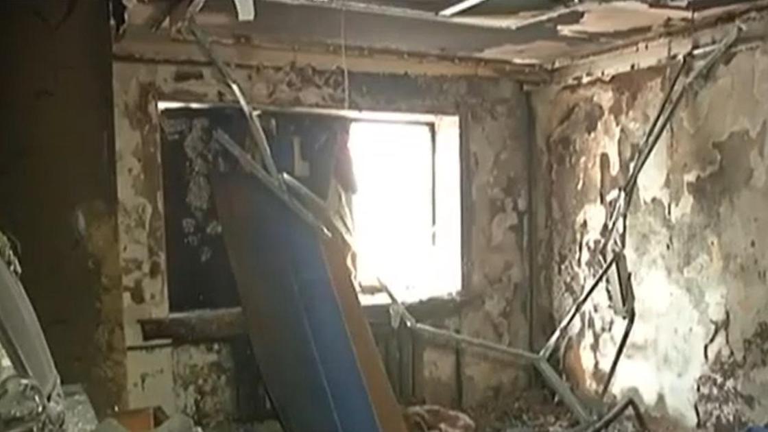 Разрушенная пожаром квартира в Караганде