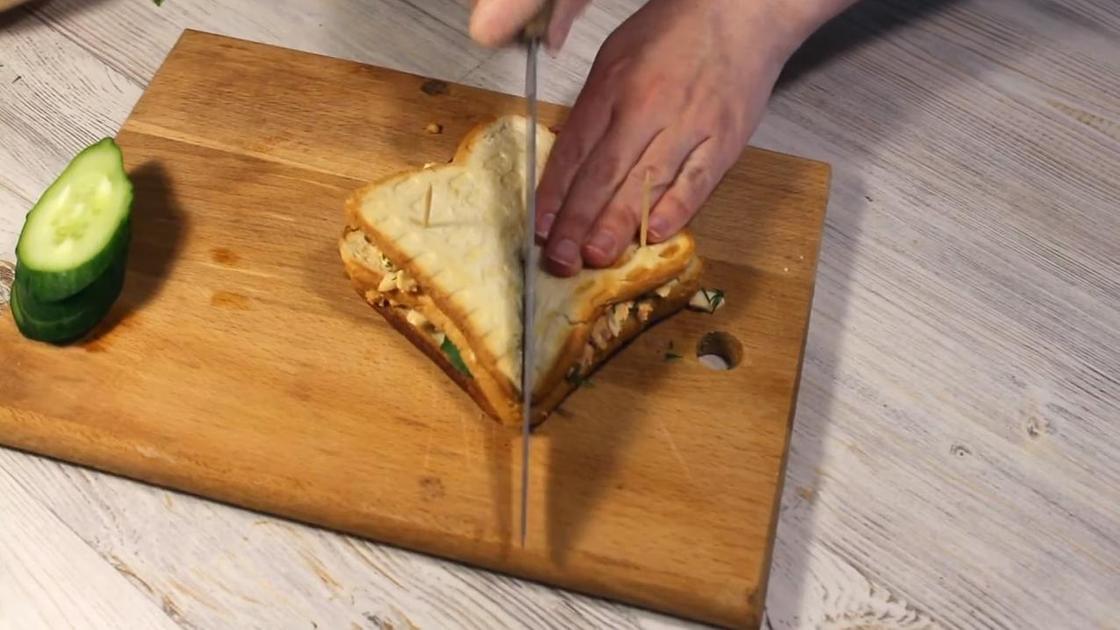 Разрежьте сформированный сэндвич по диагонали