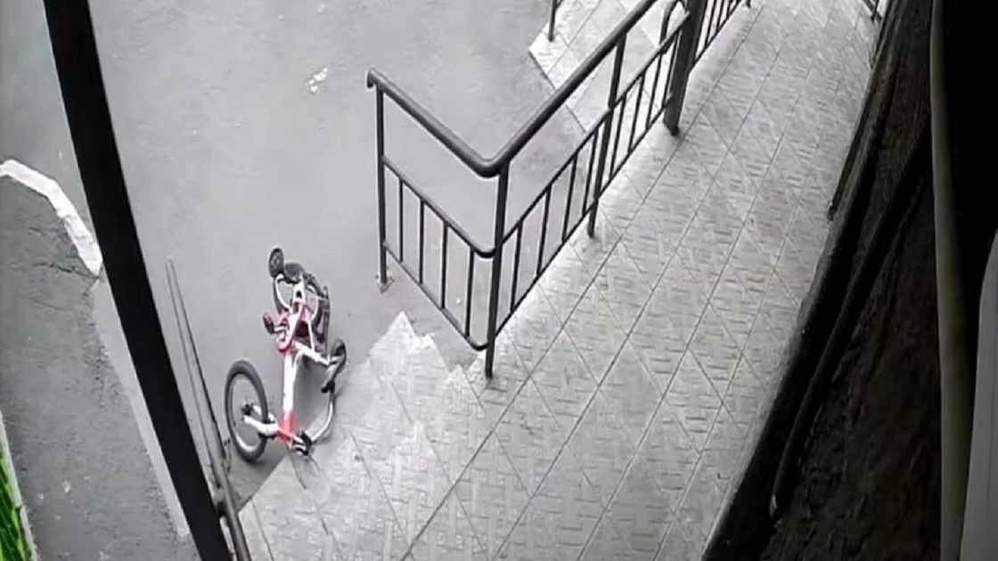 Упавший с высоты велосипед