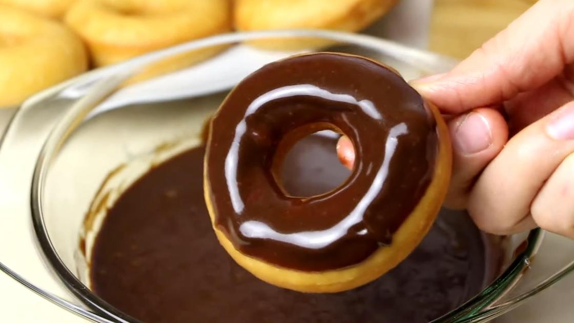Покрытие пончика шоколадной глазурью путем обмакивания