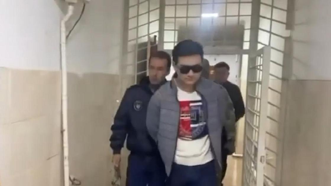 Торегали Тореали и сотрудники полиции в участке