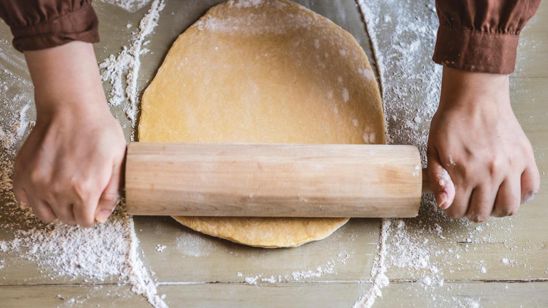 тесто раскатывают скалкой тесто раскатывают скалкой