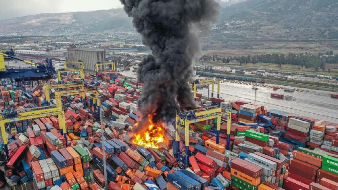 Пожар в порту в Турции