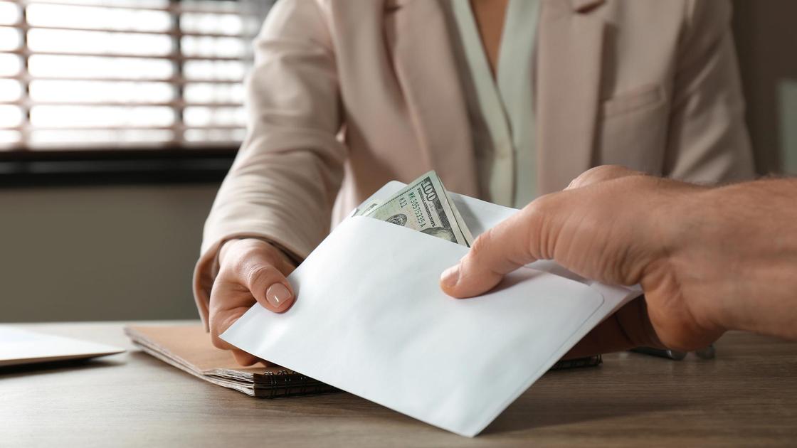 Передача денег в конверте