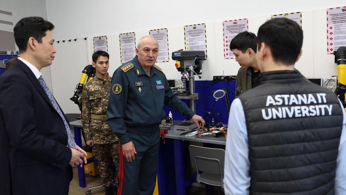 Министр Руслан Жаксылыков и студенты