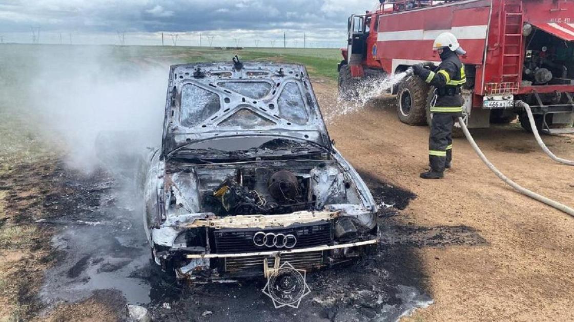 Сгоревший автомобиль и пожарные