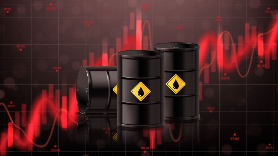 Нефтяные бочки на фоне графика