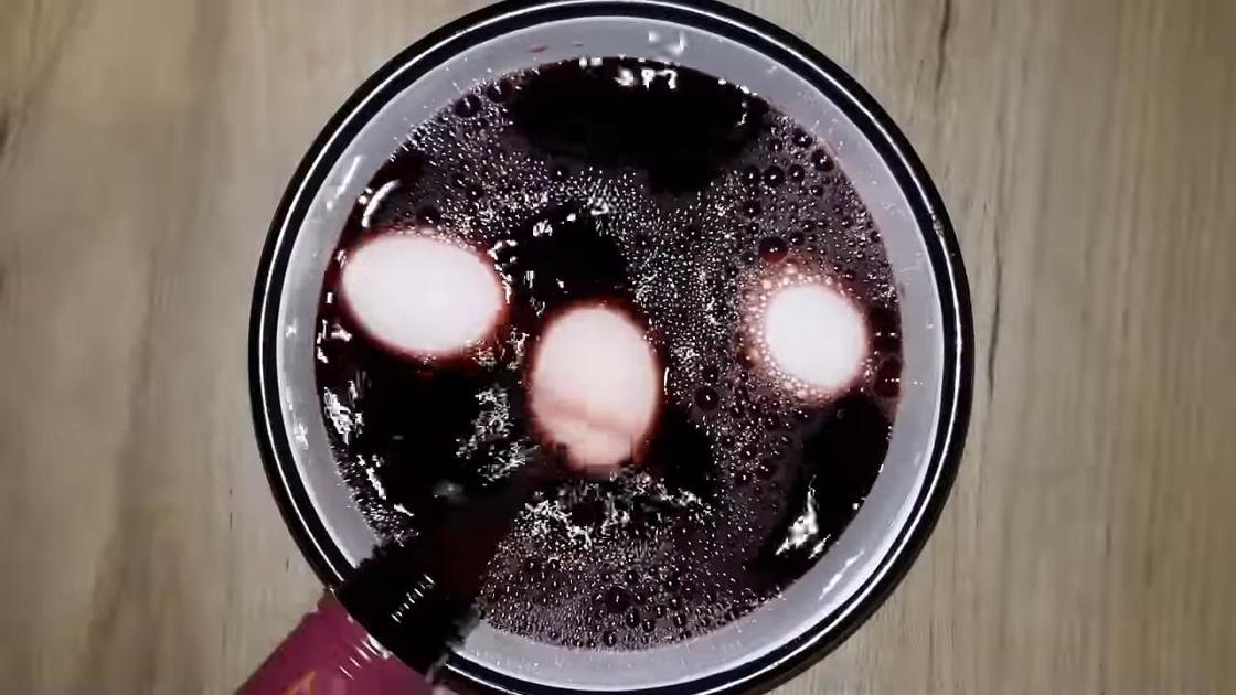 Куриные яйца в кастрюле заливают вином