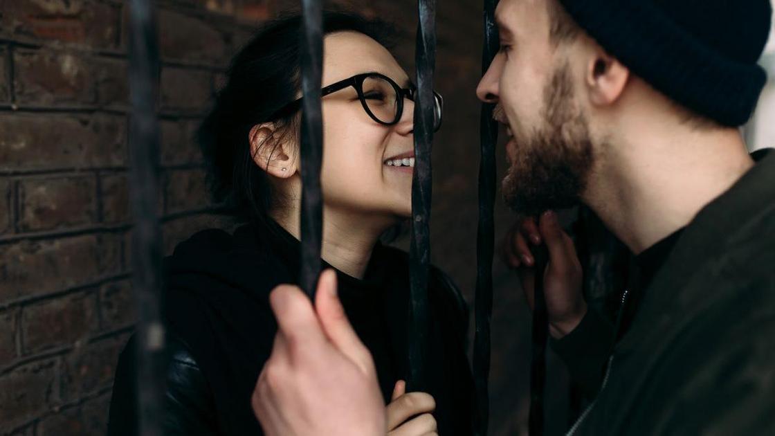 Встреча мужчины и девушки