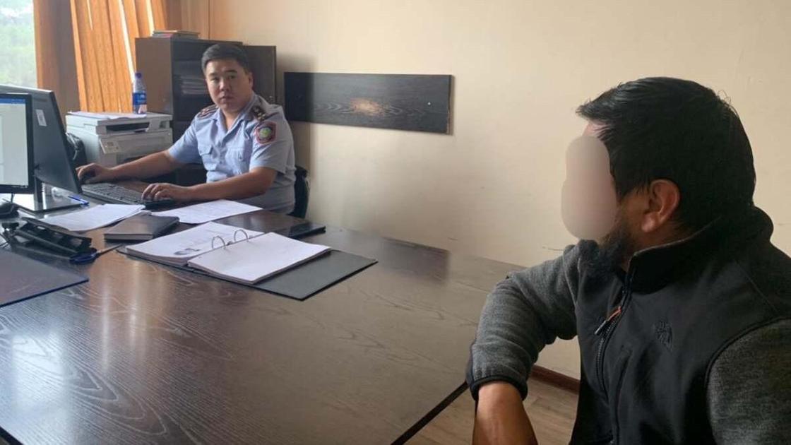 Подозреваемый на допросе в Алматинской области