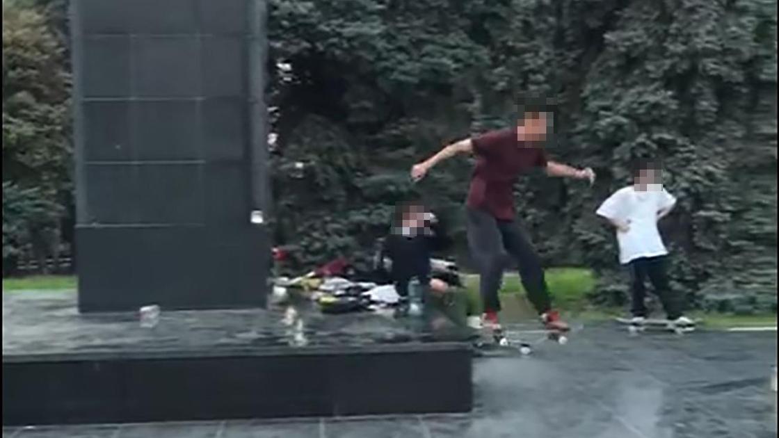 Парень катается на скейтборде на памятнике Шокан Валиханову