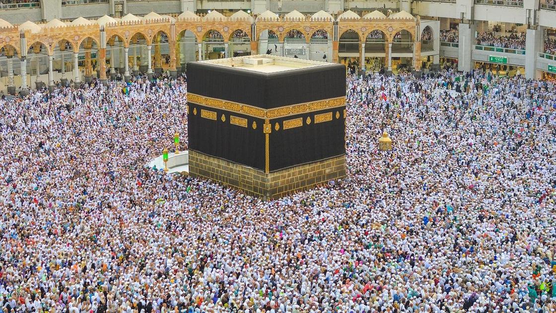 Мекке қаласында қасиетті Қағбаны айналып жүрген адамдар