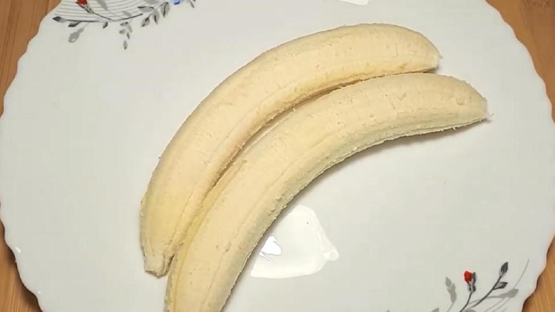 Бананы на тарелке