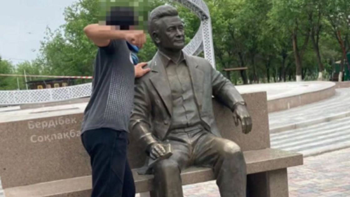 Подросток рядом с памятником Сокпакбаеву