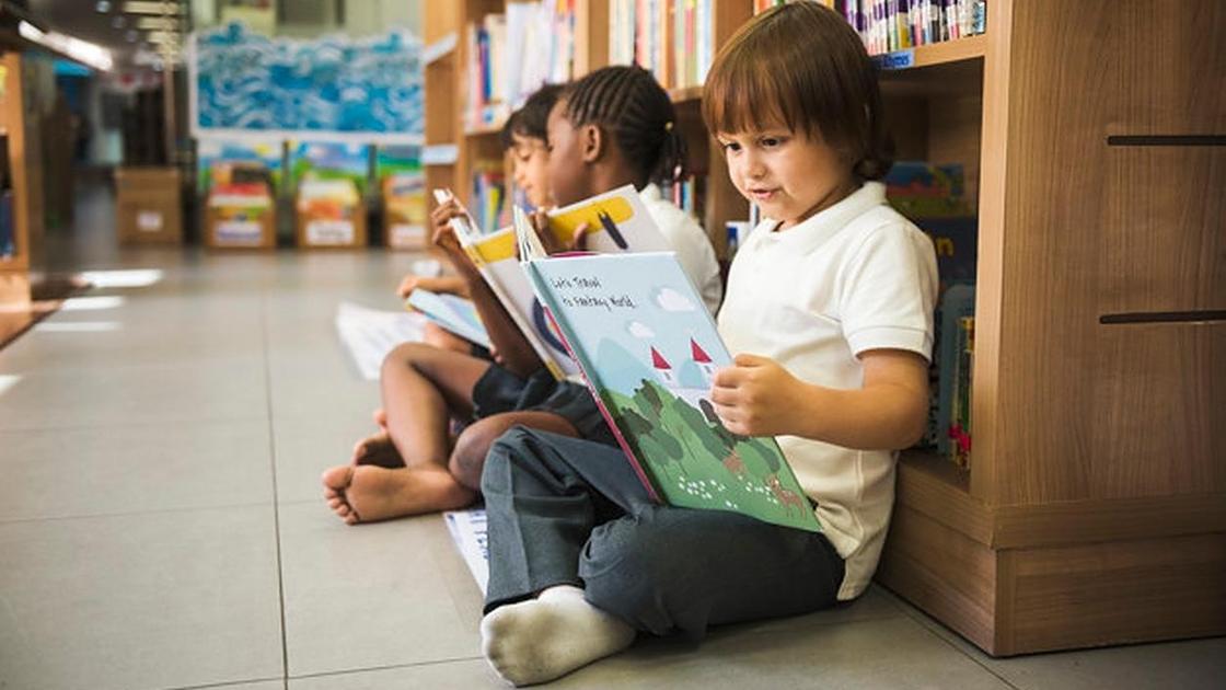 Дети читают книги в библиотеке