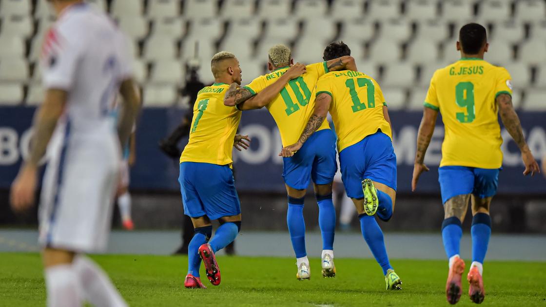 Футболисты сборной Бразилии празднуют забитый мяч