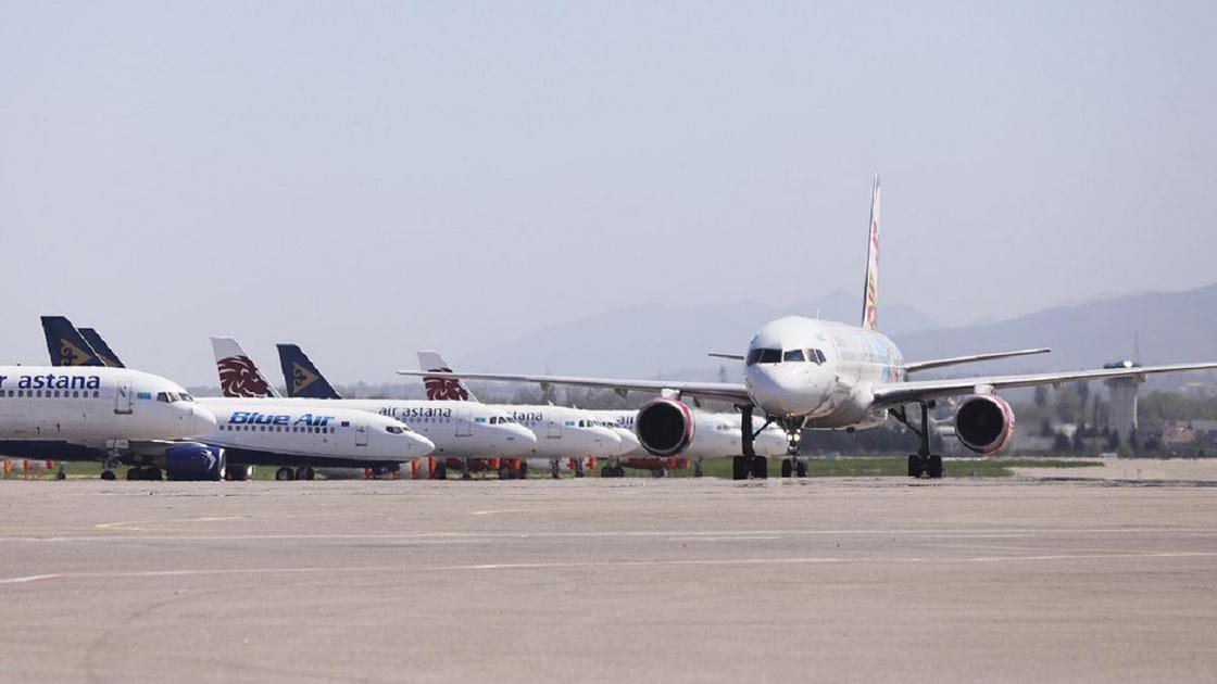 самолет едет по взлетно-посадочной полосе