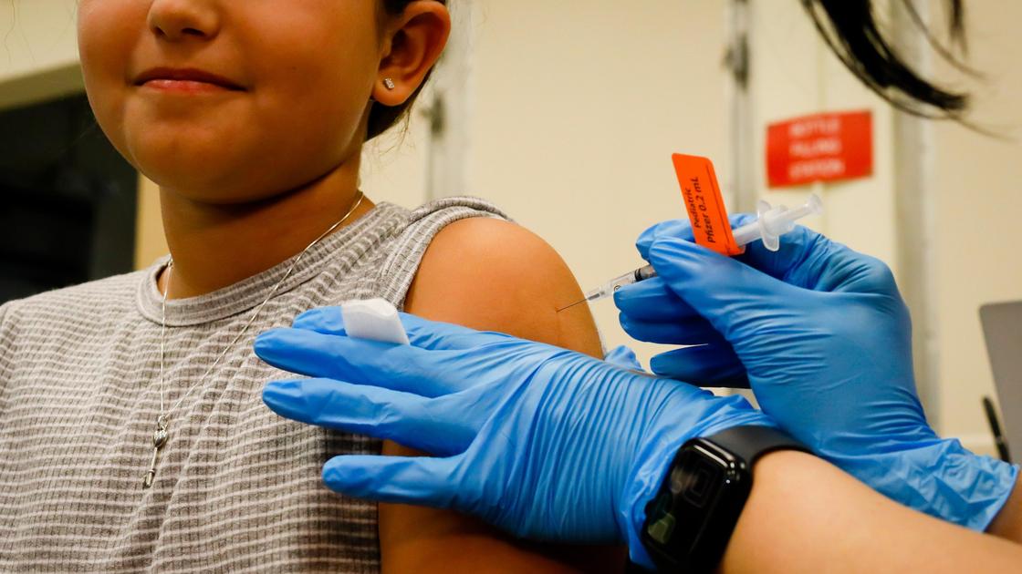 Ребенку ставят вакцину Pfizer